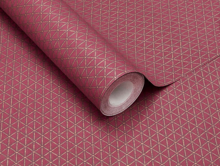 351226 Eijffinger Magnifique Facet - Dit behang is rijk rood met een subtiel patroon van goudkleurige lijnen die een verfijnde geometrische structuur creëren.