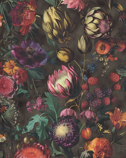 351236 Eijffinger Magnifique Flourish - Dit behang is een rijke combinatie van diep zwart met bloemen in warme tinten van rood
