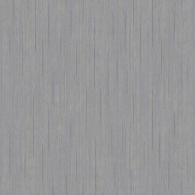 351252 Eijffinger Magnifique Lustre - Dit behang is subtiel van kleurgebruik met zachte blauwtinten en lichte grijsaccenten die een rustige en verfijnde uitstraling geven.