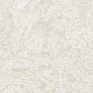 351270 Eijffinger Magnifique Whisper - Dit behang is subtiel van kleurgebruik met een zachte beige achtergrond en een patroon in gebroken wit en lichte zandtinten.