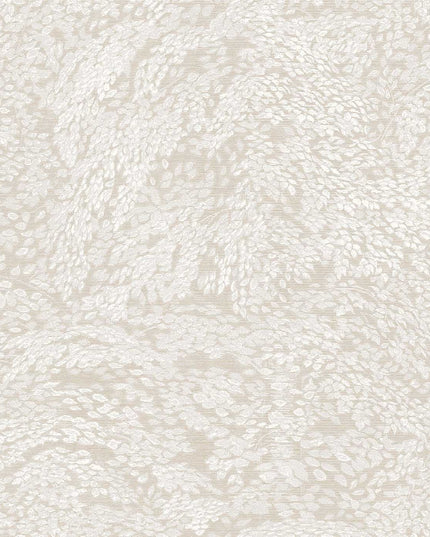 351270 Eijffinger Magnifique Whisper - Dit behang is subtiel van kleurgebruik met een zachte beige achtergrond en een patroon in gebroken wit en lichte zandtinten.