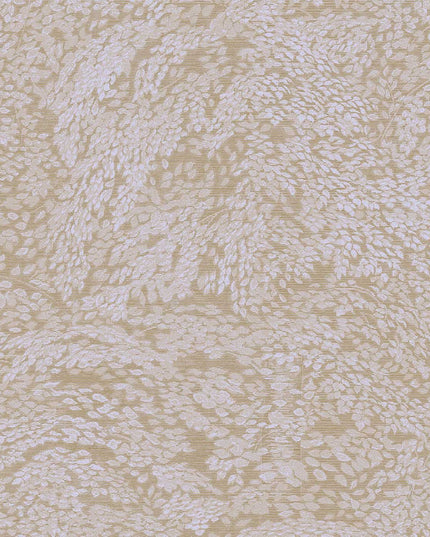 351271 Eijffinger Magnifique Whisper - Dit behang is zacht beige met een subtiel crèmekleurig bladmotief dat een elegante en rustige sfeer creëert.