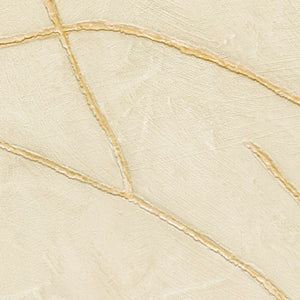 VP 1004 03 Elitis Kintsugi Kintsugi - Dit behang is subtiel beige van kleur met zachte crèmekleurige en lichtbruine accenten die een verfijnde textuur en diepte toevoegen.