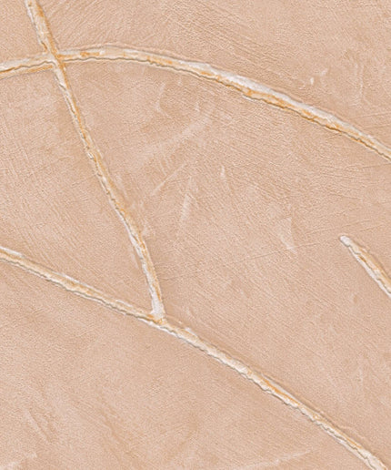 VP 1004 11 Elitis Kintsugi Kintsugi - Dit behang is zacht roze met subtiele crèmekleurige en lichtoranje accenten die samen een warme en rustige sfeer creëren.