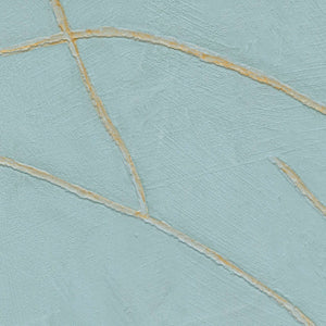 VP 1004 40 Elitis Kintsugi Kintsugi - Dit behang is voornamelijk zacht blauw met subtiele lijnen in een warme beige kleur die voor een serene en verfijnde uitstraling zorgen.
