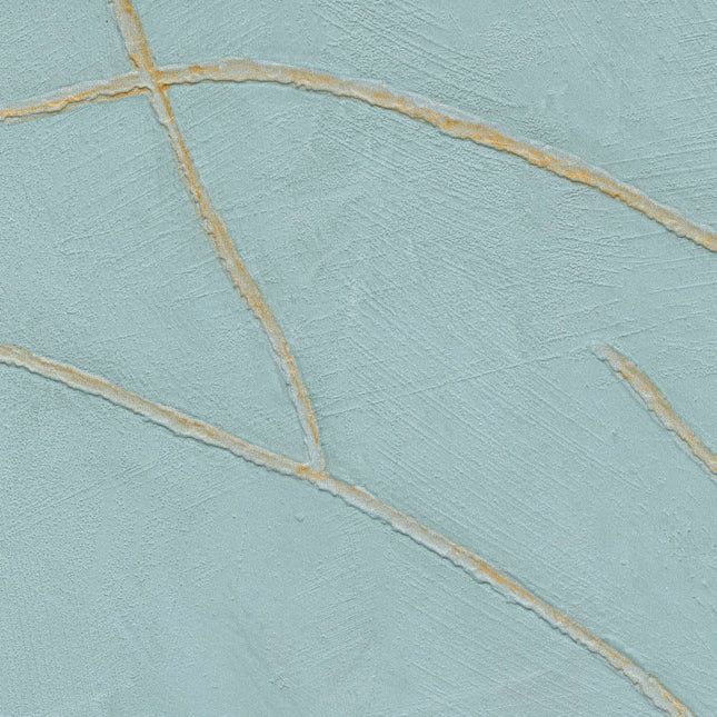 VP 1004 40 Elitis Kintsugi Kintsugi - Dit behang is voornamelijk zacht blauw met subtiele lijnen in een warme beige kleur die voor een serene en verfijnde uitstraling zorgen.