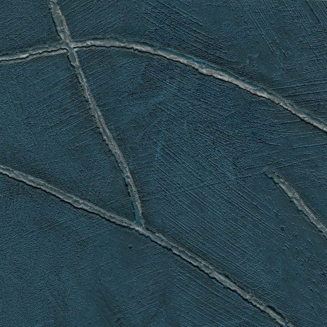 VP 1004 41 Elitis Kintsugi Kintsugi - Dit behang is een diepe blauwe kleur met accenten van grijs en subtiele hints van zwart