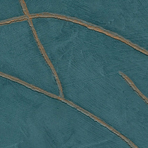 VP 1004 42 Elitis Kintsugi Kintsugi - Dit behang is voornamelijk blauw met subtiele accenten van warm bruin en een lichte groenige tint die samen een natuurlijke en rustgevende uitstraling geven.