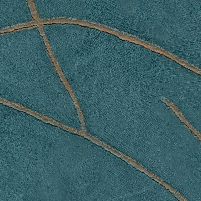 VP 1004 42 Elitis Kintsugi Kintsugi - Dit behang is voornamelijk blauw met subtiele accenten van warm bruin en een lichte groenige tint die samen een natuurlijke en rustgevende uitstraling geven.