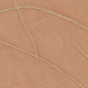 VP 1004 51 Elitis Kintsugi Kintsugi - Dit behang is een warme mix van zacht oranje en bruin met subtiele gouden accenten die een elegante textuur creëren.