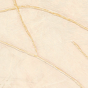 VP 1004 52 Elitis Kintsugi Kintsugi - Dit behang is subtiel beige met zachte tonen van crème en lichte oker accenten.