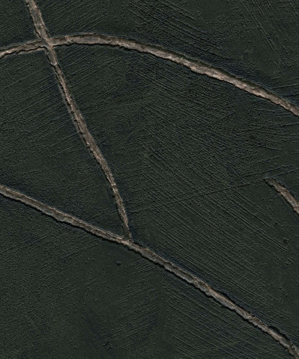 VP 1004 67 Elitis Kintsugi Kintsugi - Dit behang is voornamelijk zwart met subtiele accenten van donkergrijs en bruin in een textuurvol