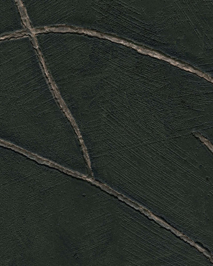VP 1004 67 Elitis Kintsugi Kintsugi - Dit behang is voornamelijk zwart met subtiele accenten van donkergrijs en bruin in een textuurvol