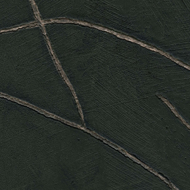 VP 1004 67 Elitis Kintsugi Kintsugi - Dit behang is voornamelijk zwart met subtiele accenten van donkergrijs en bruin in een textuurvol