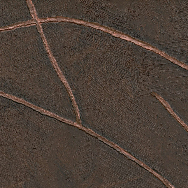 VP 1004 70 Elitis Kintsugi Kintsugi - Dit behang is een rijke combinatie van diepe bruine tinten met subtiele accenten van roestbruin en aardse grijstinten