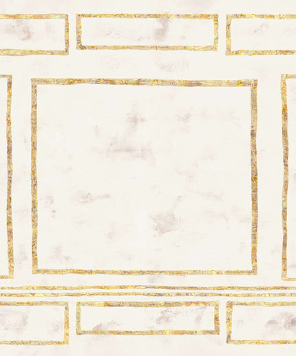 VP 1007 01 Elitis Kintsugi Les marques de l'Empire - Dit behang is zacht beige en wit met subtiele gouden accenten die het geheel een elegante en lichte uitstraling geven.