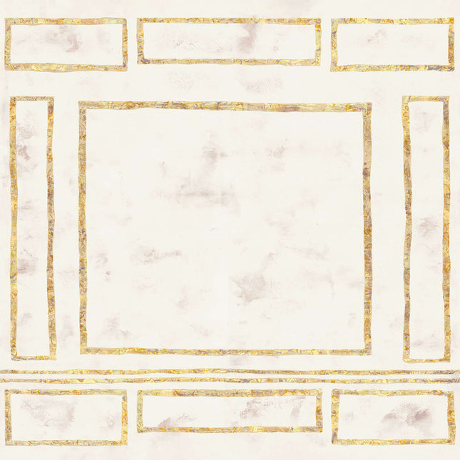 VP 1007 01 Elitis Kintsugi Les marques de l'Empire - Dit behang is zacht beige en wit met subtiele gouden accenten die het geheel een elegante en lichte uitstraling geven.