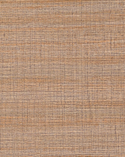 VP 1008 15 Elitis Ceres Rhea - Dit behang is subtiel van kleur met een mix van warme bruintinten en zachte beige accenten die samen een natuurlijke textuur uitstralen.