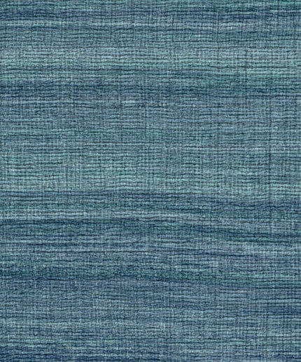 VP 1008 42 Elitis Ceres Rhea - Dit behang is een mix van verschillende blauwtinten met subtiele accenten van groen en grijs