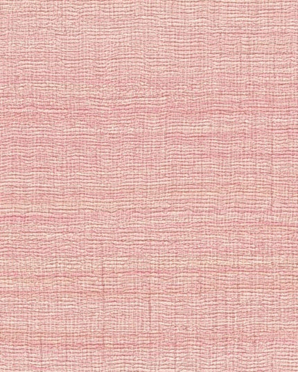 VP 1008 50 Elitis Ceres Rhea - Dit behang is een zacht verweven patroon in verschillende tinten roze met subtiele accenten van wit en lichtbeige.