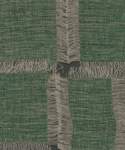 VP 1009 67 Elitis Ceres Cybele - Dit behang is een samengestelde mix van diep groen en grijs met subtiele crèmekleurige accenten die een textuurrijk en natuurlijk effect creëren.