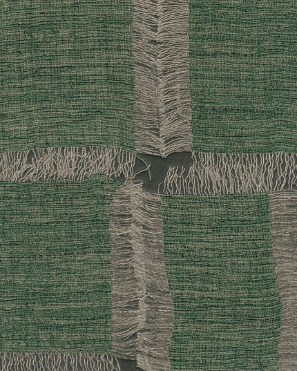 VP 1009 67 Elitis Ceres Cybele - Dit behang is een samengestelde mix van diep groen en grijs met subtiele crèmekleurige accenten die een textuurrijk en natuurlijk effect creëren.