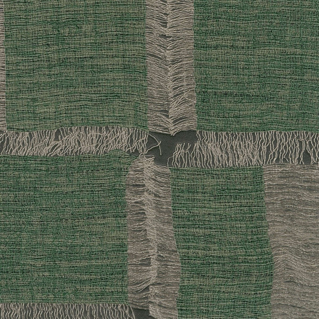 VP 1009 67 Elitis Ceres Cybele - Dit behang is een samengestelde mix van diep groen en grijs met subtiele crèmekleurige accenten die een textuurrijk en natuurlijk effect creëren.