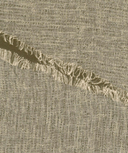 VP 1010 75 Elitis Ceres Hera - Dit behang is een subtiele mix van olijfgroen en cremewit met een gestructureerde