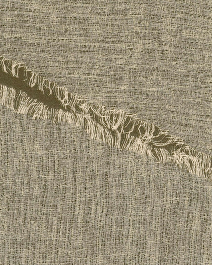 VP 1010 75 Elitis Ceres Hera - Dit behang is een subtiele mix van olijfgroen en cremewit met een gestructureerde