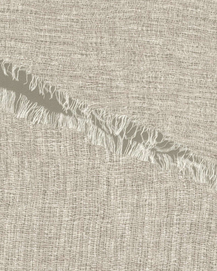 VP 1010 81 Elitis Ceres Hera - Dit behang is subtiel en warm van toon met een mix van beige