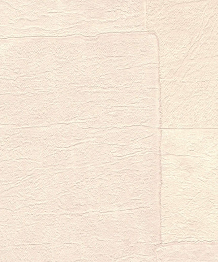 VP 1018 03 Elitis Sangpi Sangpi - Dit behang is zacht beige met subtiele tinten van lichtroze en crèmekleurige nuances die samen een warme en natuurlijke textuur creëren.