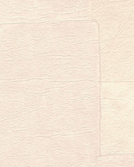 VP 1018 03 Elitis Sangpi Sangpi - Dit behang is zacht beige met subtiele tinten van lichtroze en crèmekleurige nuances die samen een warme en natuurlijke textuur creëren.