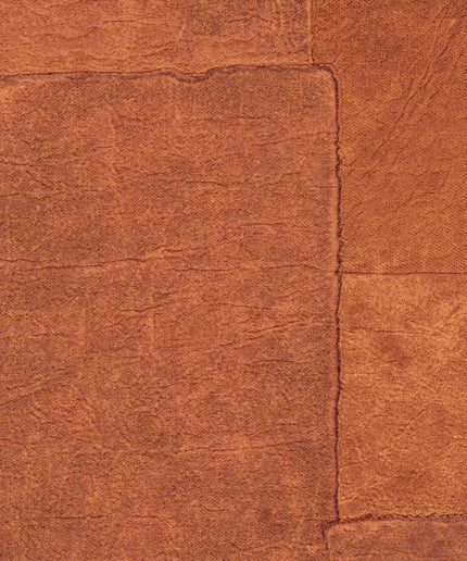 VP 1018 35 Elitis Sangpi Sangpi - Dit behang is warm van toon met een rijke mix van roestachtig oranje en subtiele roodbruine accenten.