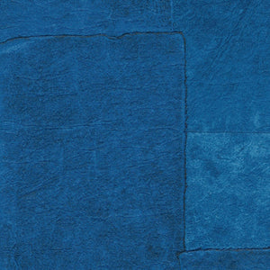 VP 1018 42 Elitis Sangpi Sangpi - Dit behang is uitgevoerd in verschillende tinten blauw met subtiele accenten van donkergrijs die de textuur en structuur benadrukken.
