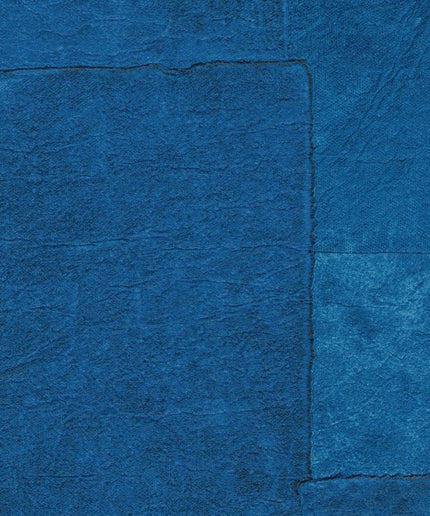 VP 1018 42 Elitis Sangpi Sangpi - Dit behang is uitgevoerd in verschillende tinten blauw met subtiele accenten van donkergrijs die de textuur en structuur benadrukken.