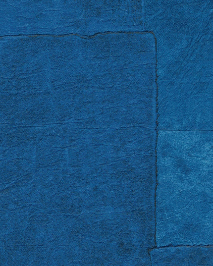 VP 1018 42 Elitis Sangpi Sangpi - Dit behang is uitgevoerd in verschillende tinten blauw met subtiele accenten van donkergrijs die de textuur en structuur benadrukken.