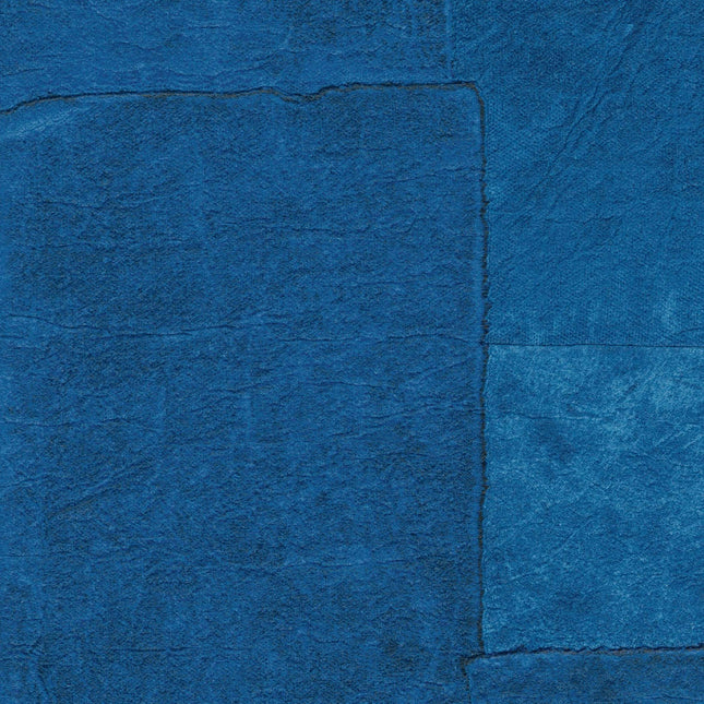 VP 1018 42 Elitis Sangpi Sangpi - Dit behang is uitgevoerd in verschillende tinten blauw met subtiele accenten van donkergrijs die de textuur en structuur benadrukken.