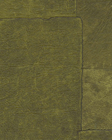 VP 1018 67 Elitis Sangpi Sangpi - Dit behang is een rijke mix van olijfgroen en mosgroen met subtiele accenten van donkergrijs die een natuurlijke