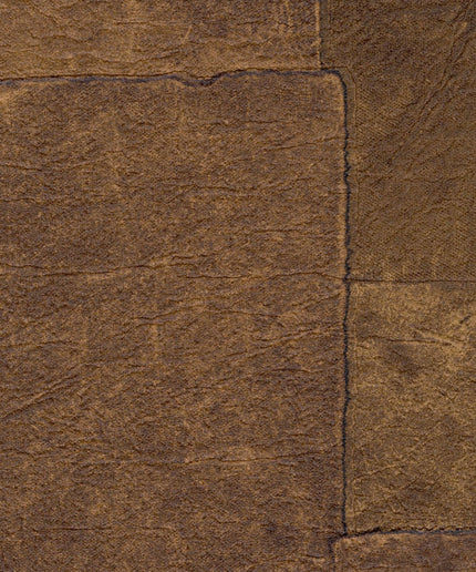 VP 1018 70 Elitis Sangpi Sangpi - Dit behang is rijk aan warme bruine tinten met subtiele accenten van donkere en goudbruine nuances die een natuurlijke en aardse uitstraling geven.