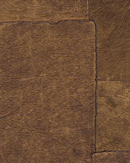 VP 1018 70 Elitis Sangpi Sangpi - Dit behang is rijk aan warme bruine tinten met subtiele accenten van donkere en goudbruine nuances die een natuurlijke en aardse uitstraling geven.