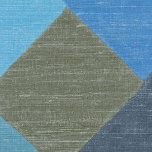 VP 1035 44 Elitis Elixir de soies Twill - Dit behang is een combinatie van gedempte groene en verschillende tinten blauw met een subtiele textuur die een rustige en natuurlijke uitstraling geeft.