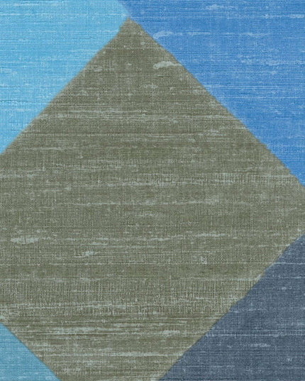 VP 1035 44 Elitis Elixir de soies Twill - Dit behang is een combinatie van gedempte groene en verschillende tinten blauw met een subtiele textuur die een rustige en natuurlijke uitstraling geeft.