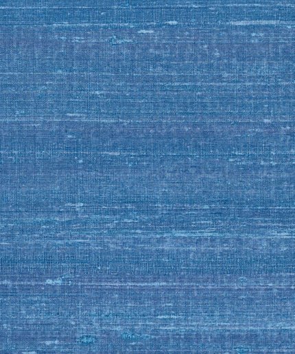 VP 928 41 Elitis Elixir de soies Kosa silk - Dit behang is een mix van verschillende blauwtinten met subtiele accenten van lichtblauw en indigo