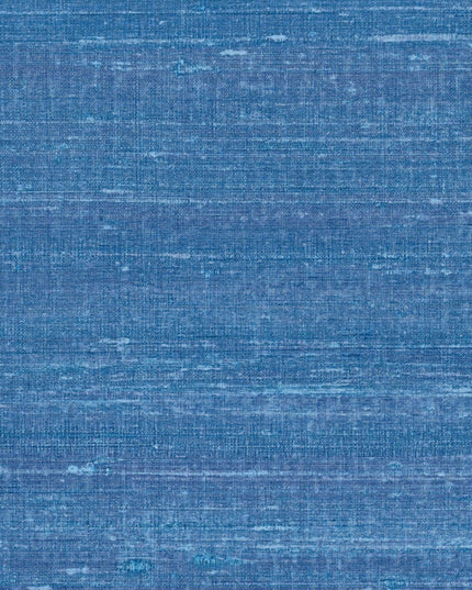 VP 928 41 Elitis Elixir de soies Kosa silk - Dit behang is een mix van verschillende blauwtinten met subtiele accenten van lichtblauw en indigo