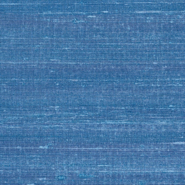 VP 928 41 Elitis Elixir de soies Kosa silk - Dit behang is een mix van verschillende blauwtinten met subtiele accenten van lichtblauw en indigo
