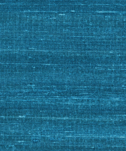 VP 928 42 Elitis Elixir de soies Kosa silk - Dit behang is vooral blauw met subtiele accenten van lichtblauw en turquoise die een rijke
