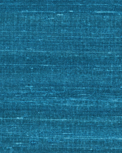 VP 928 42 Elitis Elixir de soies Kosa silk - Dit behang is vooral blauw met subtiele accenten van lichtblauw en turquoise die een rijke