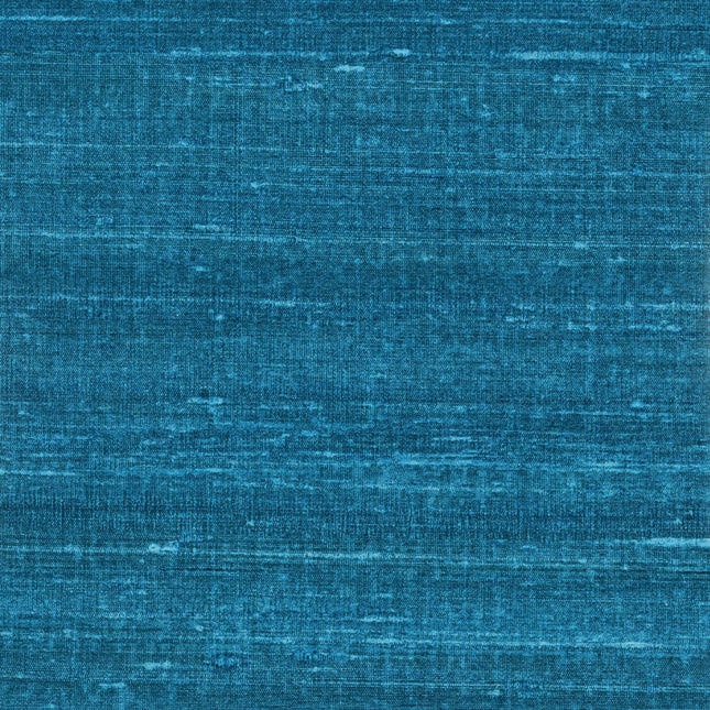 VP 928 42 Elitis Elixir de soies Kosa silk - Dit behang is vooral blauw met subtiele accenten van lichtblauw en turquoise die een rijke