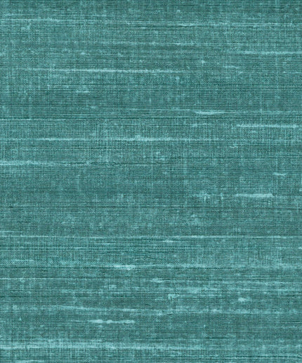 VP 928 45 Elitis Elixir de soies Kosa silk - Dit behang is een mix van diep blauw en zeegroen met subtiele lichte accenten die een textielachtige structuur creëren.