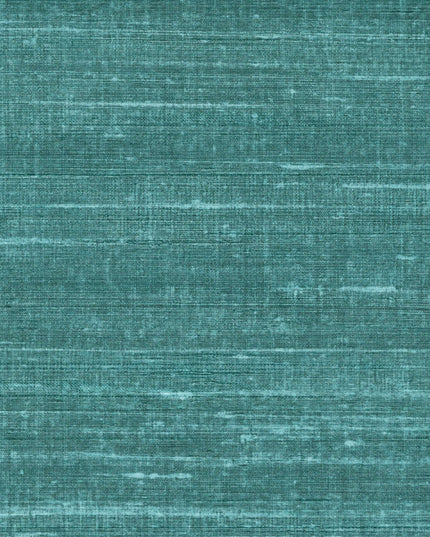 VP 928 45 Elitis Elixir de soies Kosa silk - Dit behang is een mix van diep blauw en zeegroen met subtiele lichte accenten die een textielachtige structuur creëren.